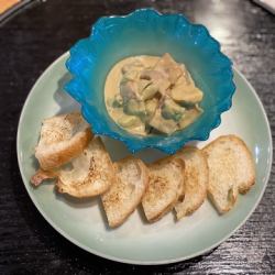 マグロとアボカドのわさマヨ和えバケット添え
