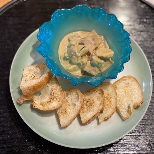 マグロとアボカドのわさマヨ和えバケット添え