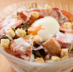厚切りベーコンと温玉のシーザーサラダ