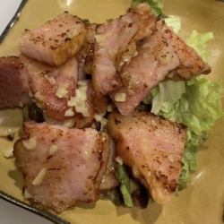 豚トロベーコン にんにく炒め