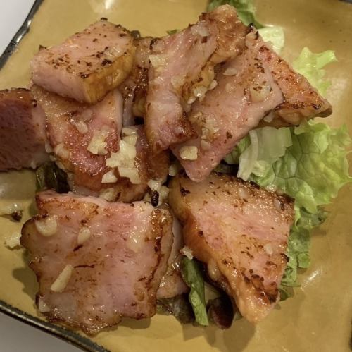 豚トロベーコン にんにく炒め