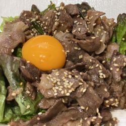 和牛焼肉卵黄乗せ