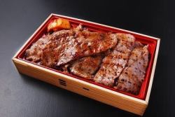 10. 特色飛鎢牛肉（烤肉便當）薄片配米飯