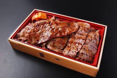 10. 特色飛鎢牛肉（烤肉便當）薄片配米飯