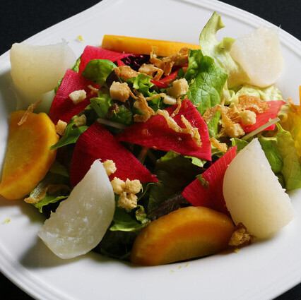 Seasonal vegetable salad with lemon flavor