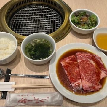 You can have as much rice and salad as you like.Delicious yakiniku lunch.