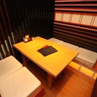 間接照明がオシャレな空間でゆったりとお寛ぎください。