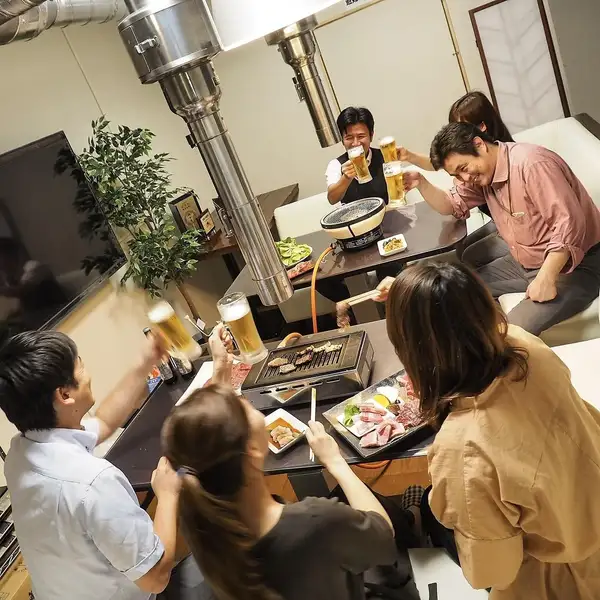 【まわりを気にせず、楽しくパーティ♪】全席個室なので、パーティに最適です♪特に人気は１５名まで入れる大きなTV付きのソファ席。人気のお部屋ですので、ご予約はお早めに！
