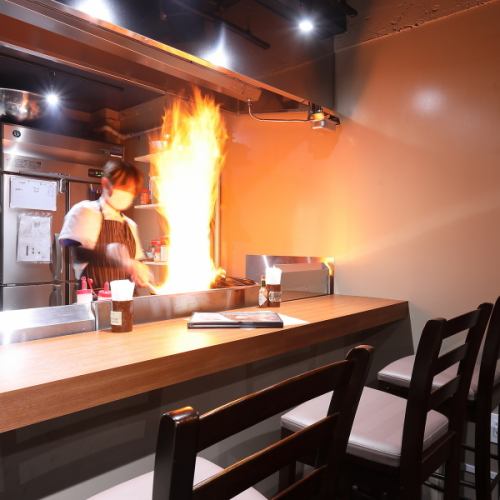 <p>【賑わいあふれる店内で女子会、宴会、合コン…】音響設備が豪華な店内は明るくにぎやか！新しくカラオケの設備もできましたので、楽しく料理を楽しみたいときにピッタリ！貸切にお得なコースプランもご用意しております♪お1人様、夜カフェ利用、宴会コース、カラオケなどなど、、、ぜひご予約ください！</p>