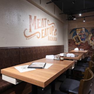 餐厅后部有一个宽敞的升高座位区。这里的氛围非常棒，非常适合约会或时尚女孩的夜间聚会。