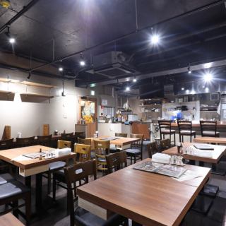 我们也提供桌椅座位！约会、女生聚会、下班后的酒会等各种场合都可以使用！