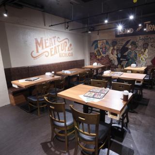 我们时尚的室内空间可承包10人及以上的聚会。最多可容纳40人站立。我们还配备各种音响设备和卡拉OK设施，欢迎举办各种活动和现场表演。欢迎随时联系我们。