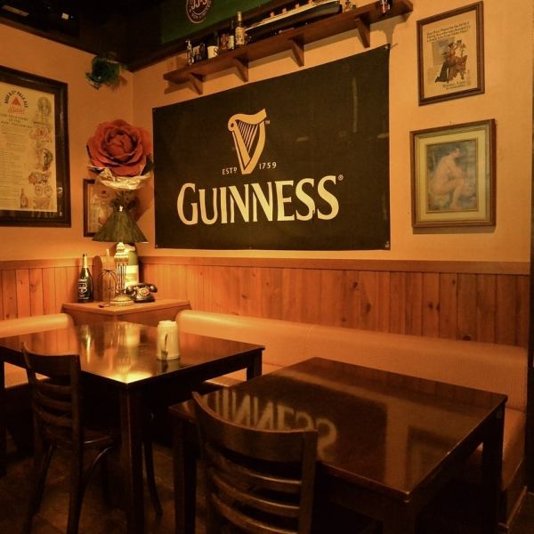 マホガニーで統一されたシックでオシャレな店内は、カウンターやテーブル席を完備。おひとり様から女子会、会社仲間との飲み会まで人数やシーンに合わせてお使いいただけます。深夜まで営業しているので、遅い時間のご来店も大歓迎です！