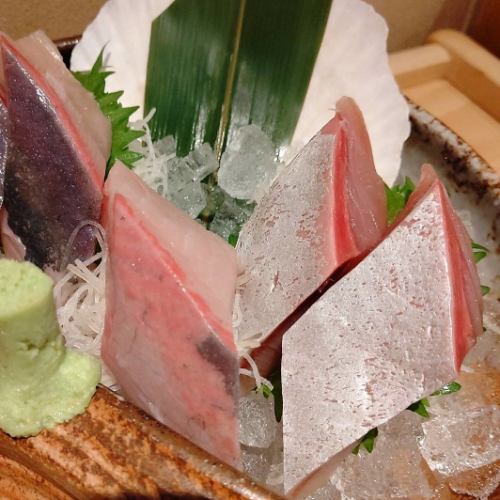 Extra thick yellowtail sashimi (4 slices)