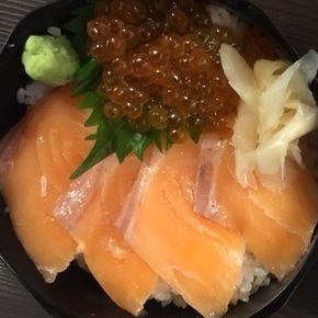 Mini salmon and salmon roe rice bowl (with miso soup and pickles)