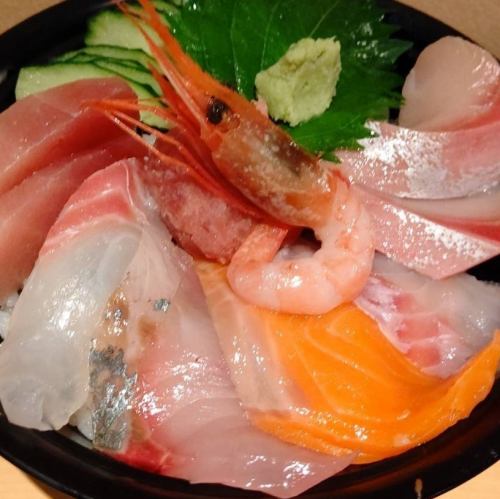 Echigo-style seafood bowl (with miso soup and pickles)