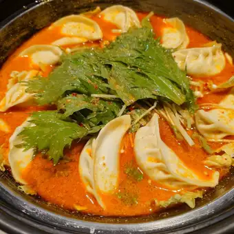 【十月和十一月 6500 日元套餐】辣芝麻担担火锅配饺子、锡纸烤银鲑鱼和时令蘑菇等。