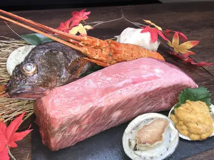 【高级食材套餐 8500日元】高级和牛涮涮锅、西京味噌烤银鳕鱼等 ■ 6道菜，含2小时畅饮