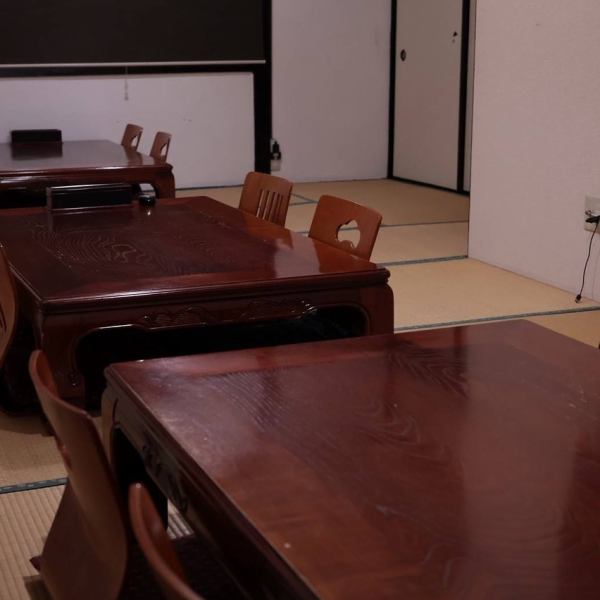 【半個室座敷】仕切りのある座敷席で、周囲を気にせずプライベートな飲みや食事を満喫。家族や友人とのゆったり時間に。