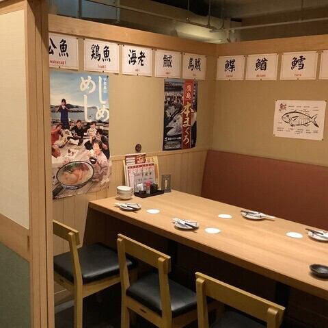 神田駅から徒歩約3分の好立地にある、座り心地の良いテーブル席をご用意しております。宴会や飲み会はもちろん、職場の同僚や気の置けないご友人とのカジュアルな集まりにも最適です。広々としたお席で、長崎県鷹島直送の生本まぐろ料理と美味しいお酒を囲みながら、楽しいひとときをお過ごしください。