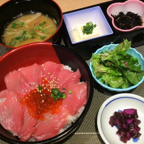 本格海鮮ランチが990円~!大人気の「本まぐろ丼」もございます♪
