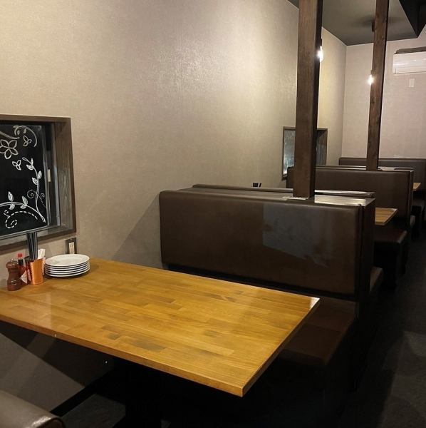 The interior of the restaurant has a luxurious yet calm atmosphere, making it the perfect place for a meal with friends or even a date with someone special. The beautiful wooden tables and black seating in the box seats allow you to relax and enjoy your meal!