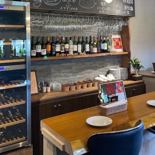 There are six counter seats in total, creating a bright and relaxed atmosphere.It's the perfect place to enjoy some food and drinks.We welcome solo diners as well, so please feel free to drop by. We are also looking forward to your visit for dates and girls' nights.