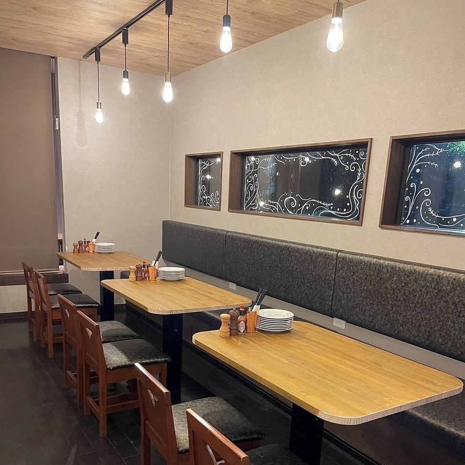 落ち着いた雰囲気が漂う店内で美味しい料理とお酒を楽しんで☆
