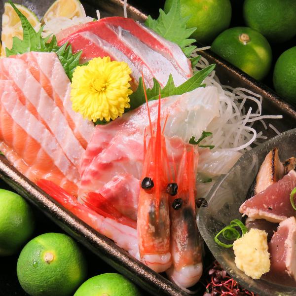 我们提供使用新鲜鱼制成的豪华海鲜菜肴！