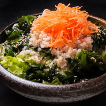 蕎麦米と鳴門ワカメの藻塩チョレギサラダ