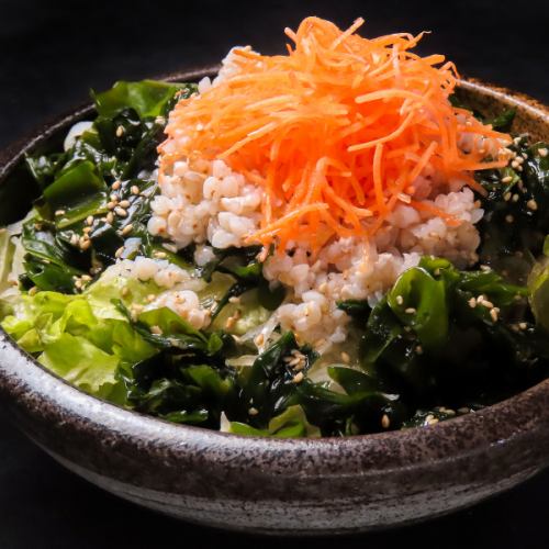 蕎麦米と鳴門ワカメの藻塩チョレギサラダ