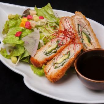 チーズと大葉をささみで巻いたさくさくカツレツ