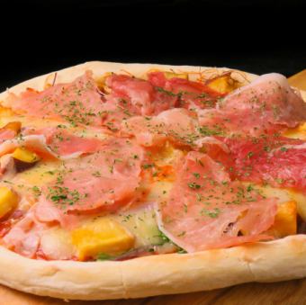 生ハムと阿波野菜の料理長気まぐれピッツァ