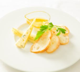 ダニッシュブルーチーズとはちみつのブルスケッタ