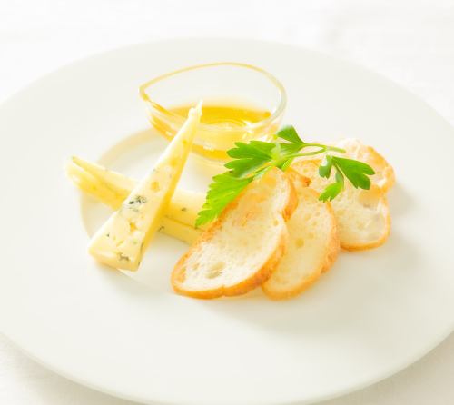 ダニッシュブルーチーズとはちみつのブルスケッタ