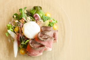 オーストラリア産ローストビーフと半熟卵のシーザーサラダ