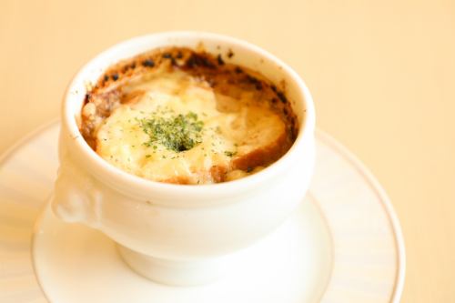 じっくり甘味がでるまで炒めた オニオングラタンスープ