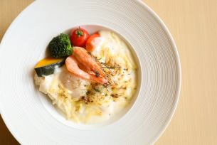 ニューカレドニア産天使海老・北海道産帆立貝・アサリのクリーミードリア