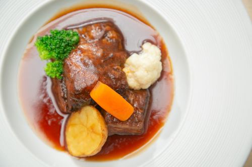 オーストラリア産牛バラ肉のやわらかビーフシチュー