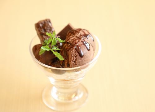 チョコづくしのパフェ