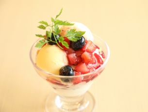 ベリーとヨーグルトのパフェ