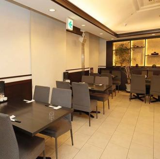 テーブル席は連結して一気に20名の団体様もＯＫ！会社宴会にも最適♪