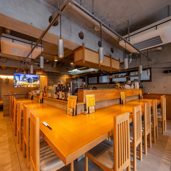 木の温もりとモダンな照明が調和する店内は、懐かしさと洗練が共存する居心地の良い空間。カウンターとテーブル席が程よく配置され、一人でもグループでも快適に過ごせます。鉄板の香りが食欲をそそる憩いの場です。