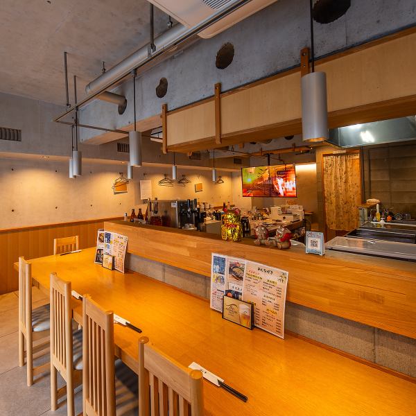 オープンキッチンを囲むカウンター席は、職人技を間近に感じられる特等席。温かみある木の質感と、笑顔で迎える接客が心地よく、一人飲みや仕事帰りの一杯にも最適。気軽に立ち寄れる居心地の良さが魅力です。