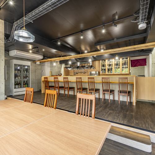 和を感じるモダンな店内