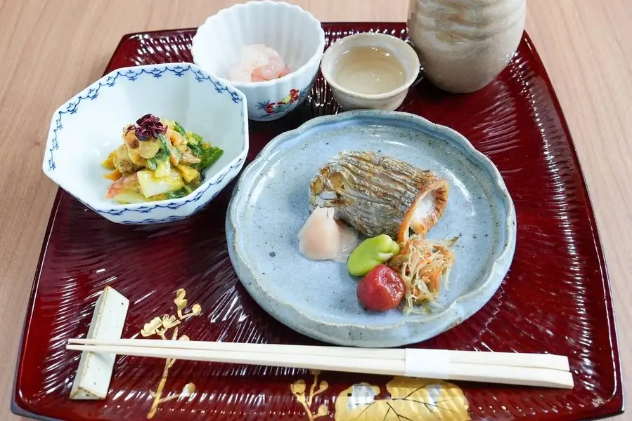 旬の味覚と伝統の技が織りなす、心満たされる和食の時間。四季折々の厳選素材を使用し、一品一品丁寧に仕上げたお料理は、特別な日のお食事や大切な方とのお集まりに最適です。和の風情溢れる空間で、至福のひとときをお過ごしください。