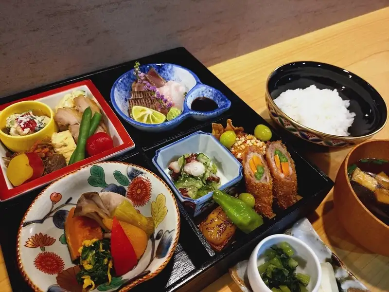 四季の恵みと職人の技が織りなす、静謐なひととき。丁寧にしつらえられた和の空間で、ゆっくりと流れる時間をお愉しみください。日常の喧騒を忘れ、心が満たされる至福の食体験へ。