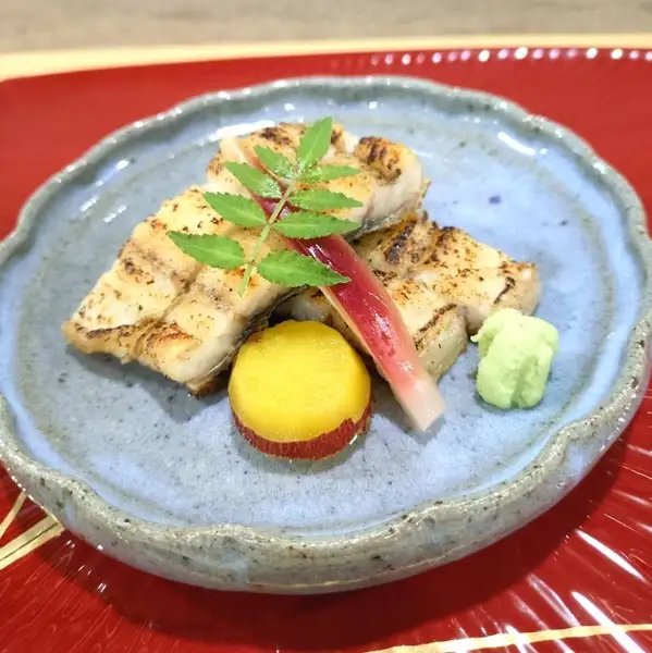 【旬の魚を丁寧に焼き上げる。ふっくらとした食感をお楽しみください。】
