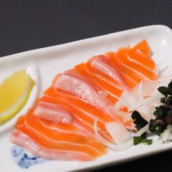 烤鮭魚配鹽和檸檬