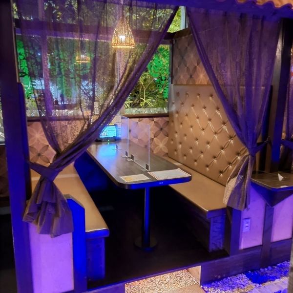 【感染症対策済み】カーテンで仕切られたオシャレ空間はご家族、カップルなどにも人気の半個室空間♪海外に来たような雰囲気で、普段味わえないような非日常空間をお楽しみ頂けます★店内は全てアルコール消毒、喚起を徹底しております。安心してご来店くださいませ！